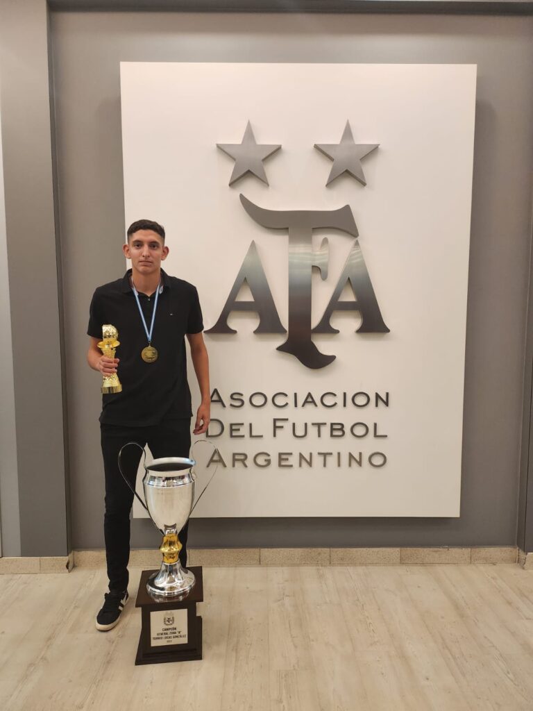 Agustín Luna, goleador en Sexta División.